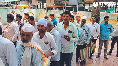 Crowd of farmers gathered today to fill subsidy applications in the market committee premises.