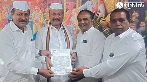 Kailas Bhosle, Vice President of Maharashtra State Grape Growers Association, presenting the demands of the grape growers to the State Agriculture Minister Abdul Sattar.
