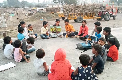 एकीकडे स्वयंपाकाचा धूर; दुसरीकडे ‘अआई’चा सूर