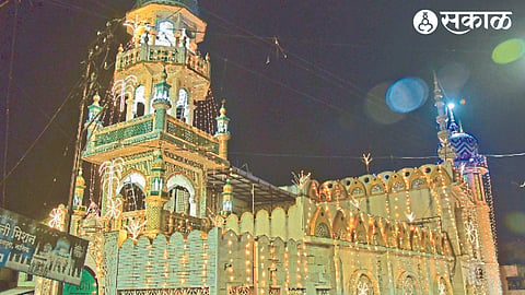 Electric lighting on the mosque on the occasion of 'Shab-e-Qadr'.