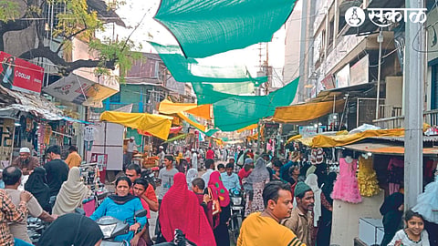 Crowd of Muslim brothers for Eid shopping