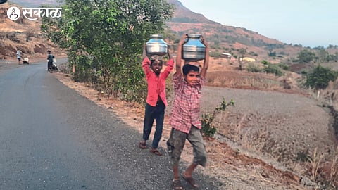 Water is flowing over the head with bare feet like a child for water
