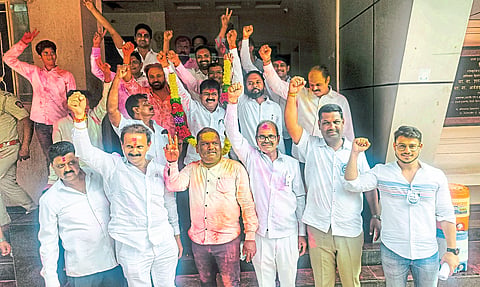 पुणे बाजार समिती निवडणूक : १८ पैकी १३ जागांवर वर्चस्व
शेतकरी विकास पॅनेलची बाजी