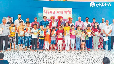 Prabhakar Jhalke, Narayan Shinde etc. at the inauguration of Dhadpad Manch Holiday Free Children's Library.