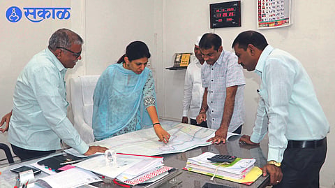MP Raksha Khadse discussing with officials at Tapi Irrigation Office on Thursday.