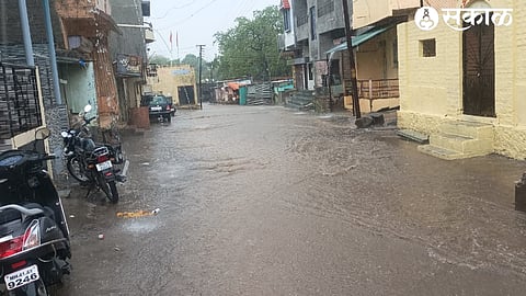 In Nampur city around 3.30 pm on Saturday, due to unseasonal rain with hailstorm, water overflowed in the street.