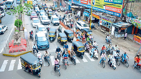 झेब्रा क्रॉसिंगवर वाहधारकांचे अतिक्रमण