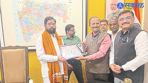 Yashwantrao Chavan Maharashtra Open University Vice-Chancellor Dr. Prashant Kumar Patil along with University officials.
