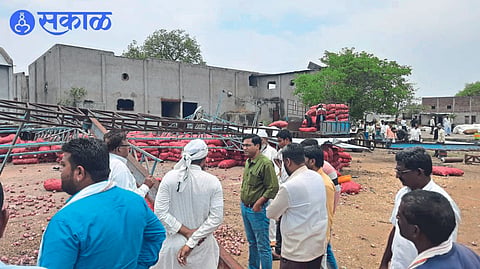 Sub-Divisional Officer Jitendra Patil inspecting the damage caused in the storm. Neighboring officers and farmers.