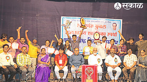 All the winning artists were felicitated by the Guardian Minister Dada Bhuse.