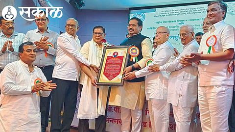 Rajesh Pandey felicitating Ajit Surana, for receiving the Jeevan Sadhana Award of Savitribai Phule Pune University.