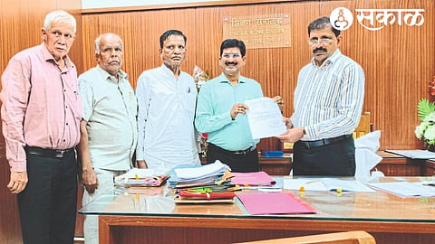 While giving a statement to the Director of Education, Sampat Suryavanshi, S. B. Deshmukh and officials.