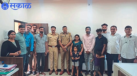 Parents, Deputy Superintendent of Police Pawar, Inspector Jaipal Hire and the police team along with the missing children.