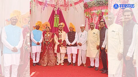 Nandurbar: Groom Sanjay Devere, godfather Bhatu Mahale, priest Bhagwan Jadhav, Dr. Devidas Shende, Arch. Narendra Jadhav etc.