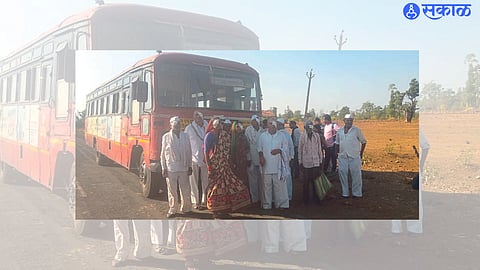 Unai Malegaon bus coming from Gujarat state, the situation of senior citizens who underwent eye surgery when it broke down at Hawa Dang.