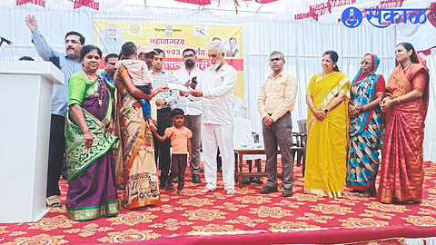 Under Maharajswa Abhiyaan, the government gave a check of 25,000 to Trupti and Deepti Pawar under the Majhi Kanya Bhagyashree Yojana in its Dari initiative. Etc.