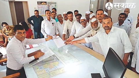 Santupatil Zambare and office bearers of the Farmers Association while giving a statement to the Tehsildar Aba Mahajan on Friday demanding that the auction of farm land in Yewla should be stopped.