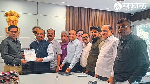 Maharashtra Chamber President Lalit Gandhi giving a statement to Divisional Commissioner Radhakrishna Game.