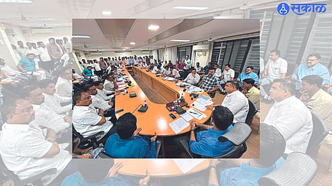 Dhule: Shiv Sena office bearers and activists during inspection regarding drain cleaning