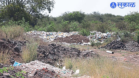Drabries dumped on vacant plot in Hanumanwadi area.