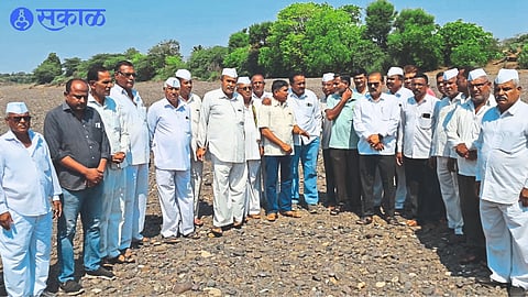 Officials and farmers from Bhaur, Savaki, Vithewadi, Khamkheda protesting sand extraction from the Girna riverbed at Bhaur (Devla).