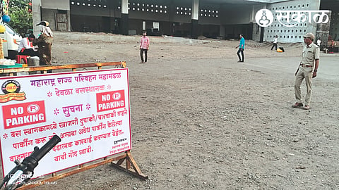 The bus stand that is free after stopping illegal vehicle parking at the bus stand in Deola.