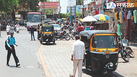 Even when rickshaw stands are planned, rickshaws parked by rickshaw pullers directly on the footpath without authorization
