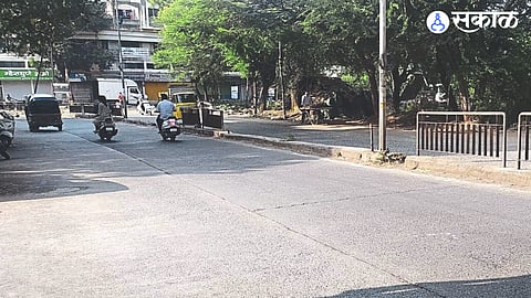 Iron railing missing from Makhmalabad Naka to Peth Phata road bifurcation.