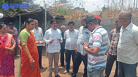 Mayor Jayashree Mahajan inspecting the road work from Chhatrapati Maharaj Chowk to Pimprala Railway Gate.