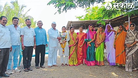 Family with Jaisingh Pawar while felicitating Varsha Solunke.