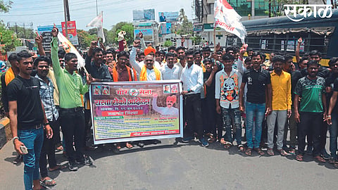 Jalgaon: Gore Sena officials protesting for various demands.