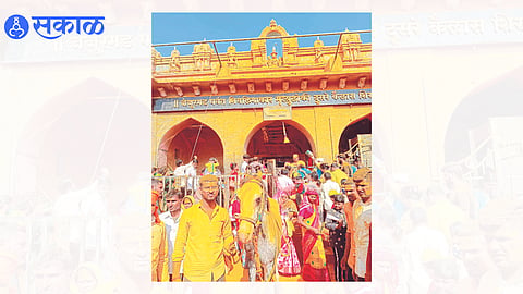 The Pingat brothers take the Shama horse to Jejuri and fulfill their vows.
