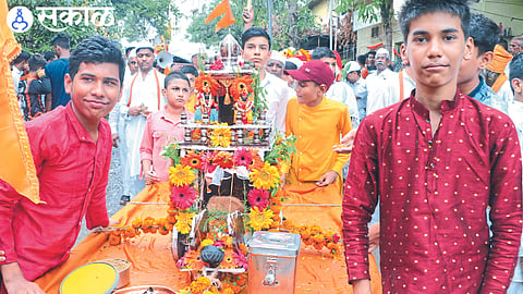 Vitthal's small chariot made by children