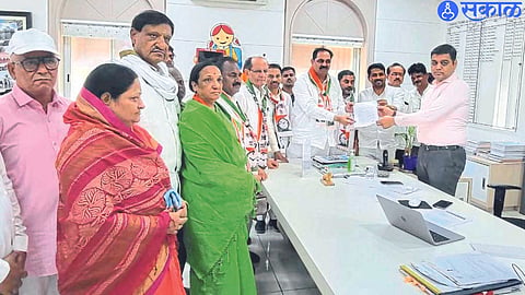 Jalgaon: Collector Aman Mittal giving a copy of written assurance to MLA Anil Patil. Neighbor officials.