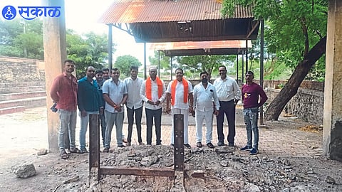 Valwadi: Praveen Salve and other office bearers protesting in the cemetery over the poor condition of the cemetery.