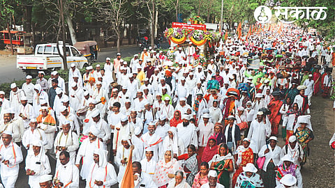 The palanquin of saint Nivrittinath Maharaj arrived in Nashik, the warkari who participated in chanting Harinama.