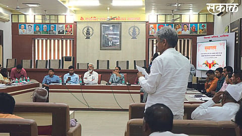 Nashik: Leaders of the organization speaking in the Zilla Parishad meeting regarding the pending issue of retired teachers. Guardian Minister Dada Bhuse, Zilla Parishad Chief Executive Officer Ashima Mittal and officials were present.