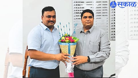 Laxmikant Satalkar taking charge of the post of Municipal Administration Deputy Commissioner from Shrikant Pawar