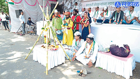 Jalgaon: Nationalist Youth Congress District President Ravindra Patil and his wife Ashwini Patil during a vigil in front of the collector's office for a good price for cotton.