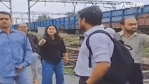 The railway police took action while the passengers were boarding the local in the carshed of Ambernath