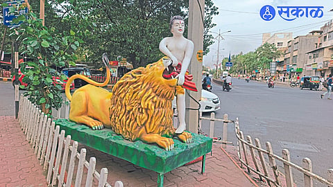 Statue of Bharat Raja erected at Chhatrapati Sambhaji Chowk on Untwadi Road. Mahakavi Kalidasa has described this in his poem.