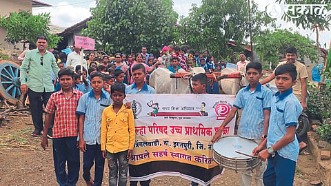 Santhosh Kokane, in-charge center head Vijay Pagare, principal Balkisan Darane etc. while welcoming the newly admitted newcomers in a bullock cart.