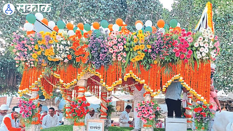Decoration of Palkhi Rath of Sant Nivruttinath Maharaj with different varieties of flowers every day nashik news