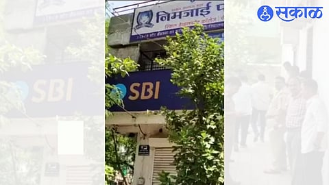 Robbery at State Bank in broad daylight in Jalgaon crime news