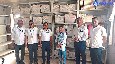 Jalgaon: While inspecting the record department, Commissioner Dr. Vidya Gaikwad, City Engineer Chandrakant Songire, Bhamre of Record Department etc.