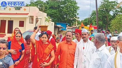 Shiv Sena's Shanabhau Sonwane and Zilla Parishad member Sunita Sonwane at the foot palanquin ceremony.