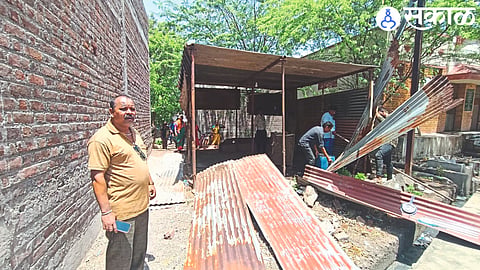 Municipal encroachment removal team while evicting paper shed erected for illegal business.
