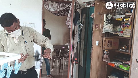 Thieves broke the cupboard locker and ransacked it. Fingerprint expert during inspection