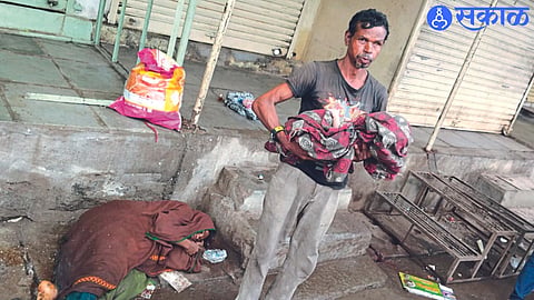 A woman gave birth on the street Along with her husband and newborn child.