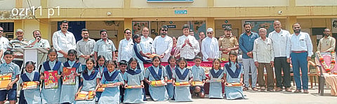 ओझरच्या विघ्नहर विद्यालयात
शैक्षणिक साहित्याचे वाटप
